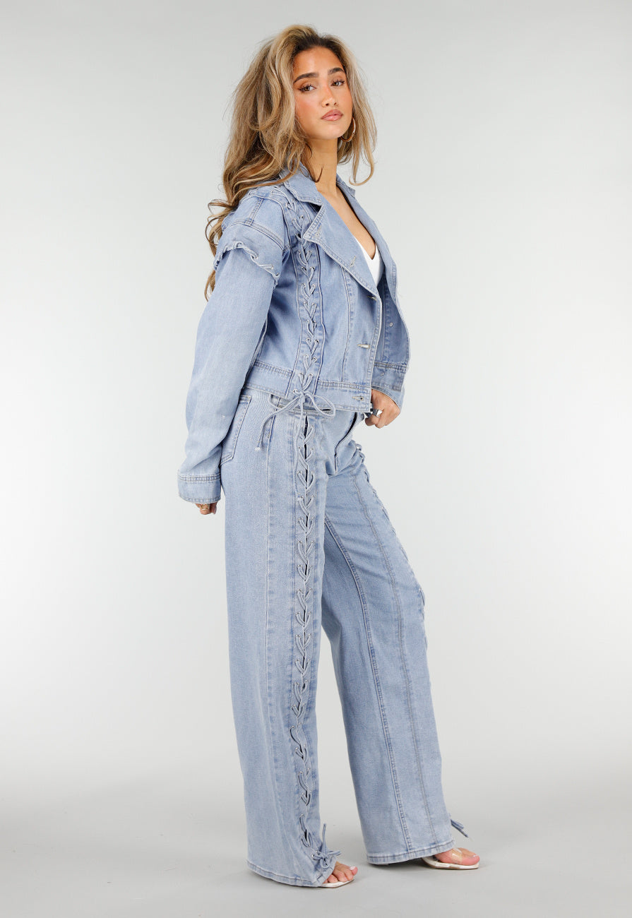 Lichtblauw Denim Jasje met Veterdetails en Ruffle Schouders