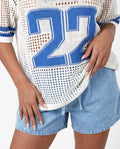 Witte Gebreide Football Top met Blauwe Strepen en Nummer Print