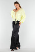 Butter Yellow Knoopblouse met Hartvormige Broderiezakken en Striksluiting
