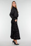 Zwarte Midi Rok met All Over Pailletten en Subtiele Uitlopende Zoom