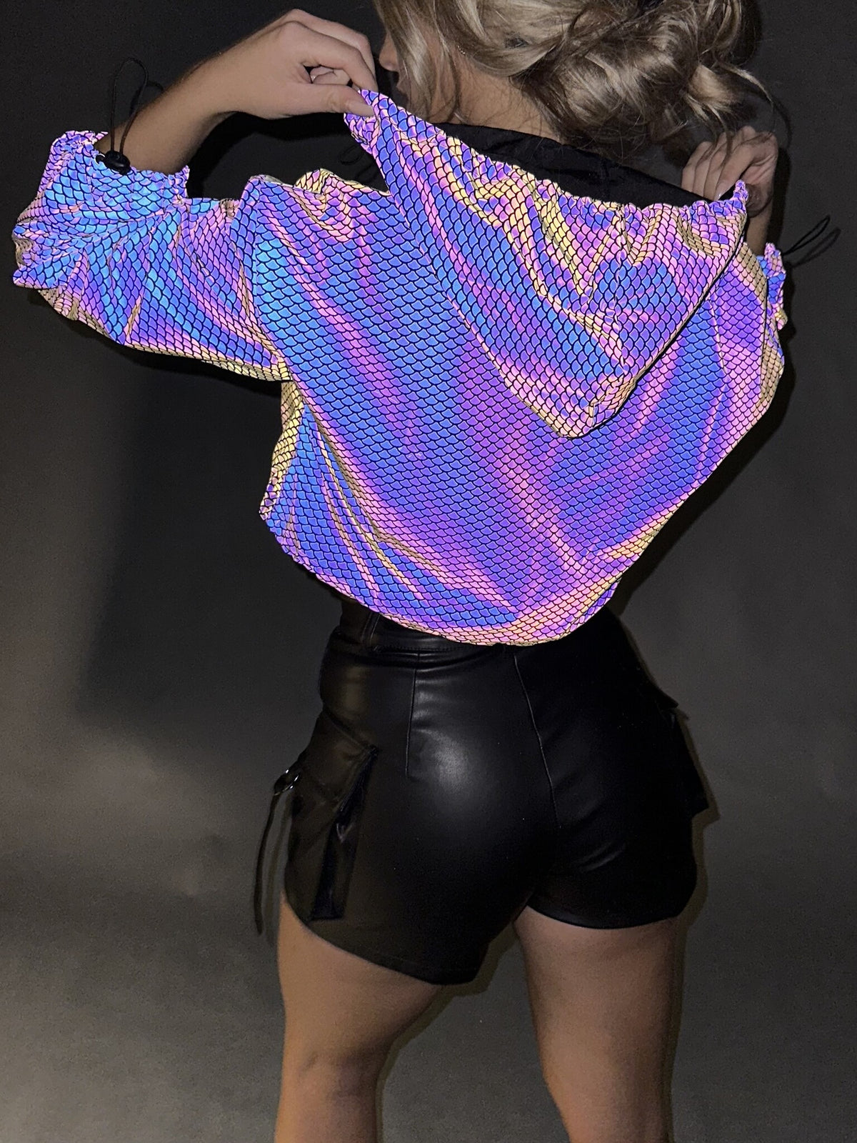 Reflecterend Cropped Windjack met Schubben Patroon met Capuchon