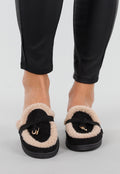 Zwarte Instappers met Teddyvoering en Goudkleurig Detail
