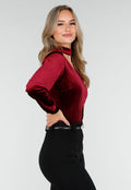 Rode Velours Top met V-Hals en Choker Detail