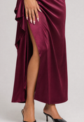 Bordeaux Off Shoulder Satijnen Maxi Jurk met Split en Drapering