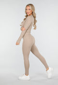 Beige Sportset met Strakke Fit en Ritssluiting Top
