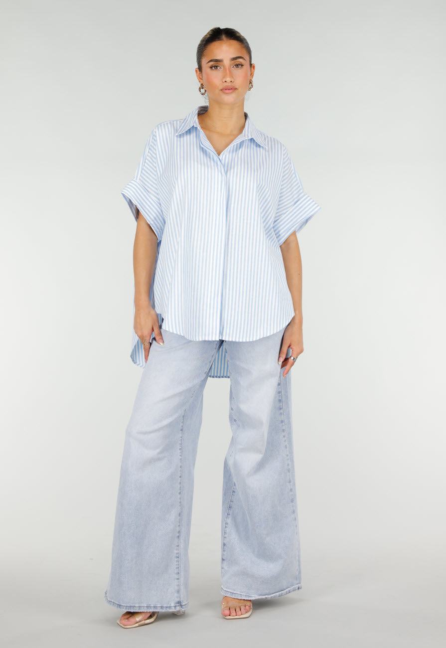 Lichtblauwe Gestreepte Oversized Blouse met Kraag en Korte Mouwen