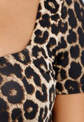 Aansluitende Luipaardprint Jumpsuit met Vierkante Hals, Korte Mouwen en Uitlopende Pijpen