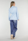Lichtblauwe Blazer met Tailleceintuur en Stoffen Bloemdetail