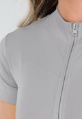 Getailleerde Grijze Stretch Sport Jumpsuit met Korte Mouwen en Ritssluiting