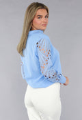 Lichtblauwe Blouse met See-Through Crochet Mouwen