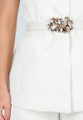Witte Matchende Set met Mouwloze Top, Statement Riem en Wide Leg Broek