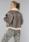Taupe Lederlook Lammy Coat met Gesp Details