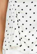 Witte Peplum Top met Zwarte Stippen en Ronde Hals