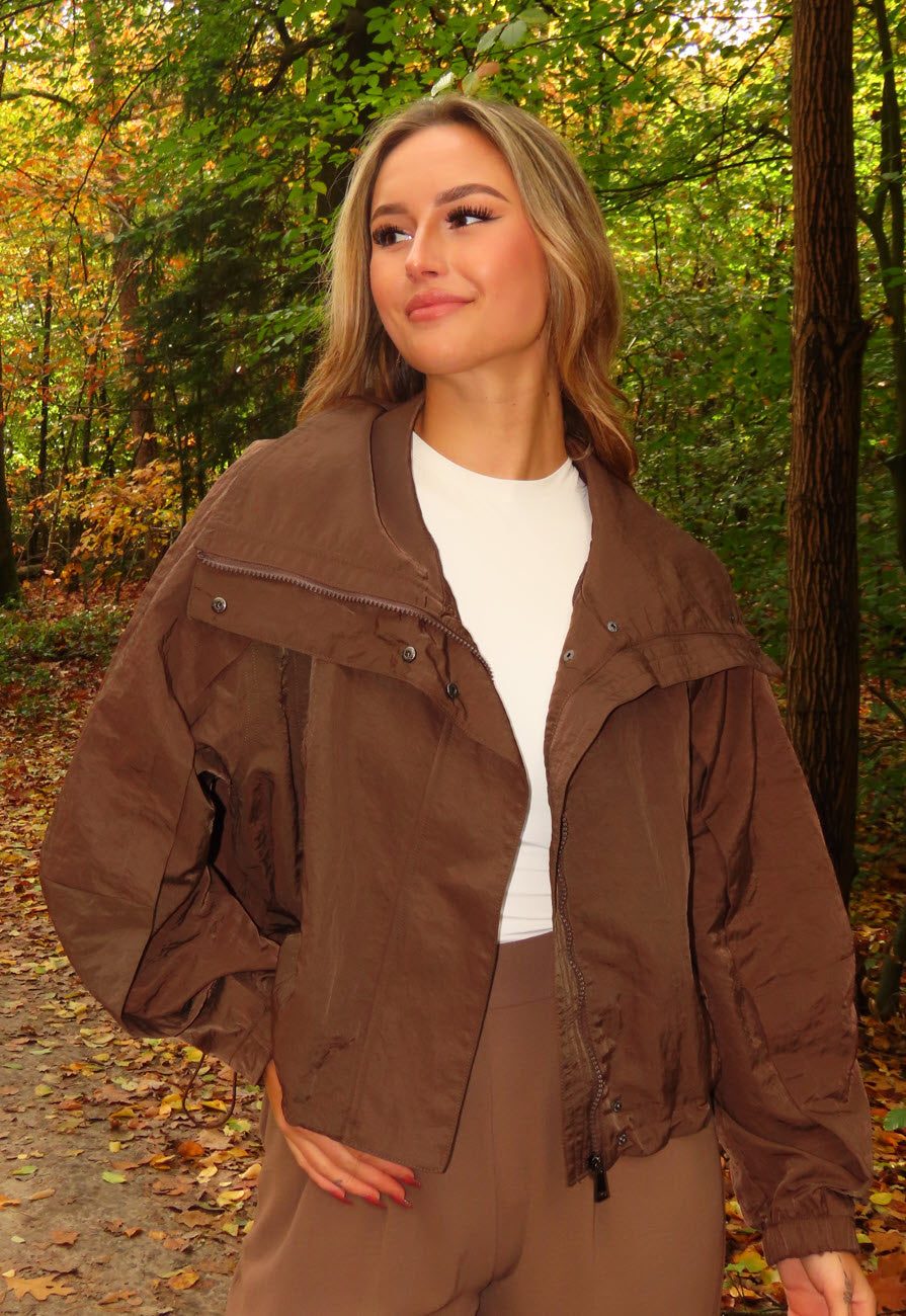 Bruine Cropped Windbreaker Jas met Brede Kraag