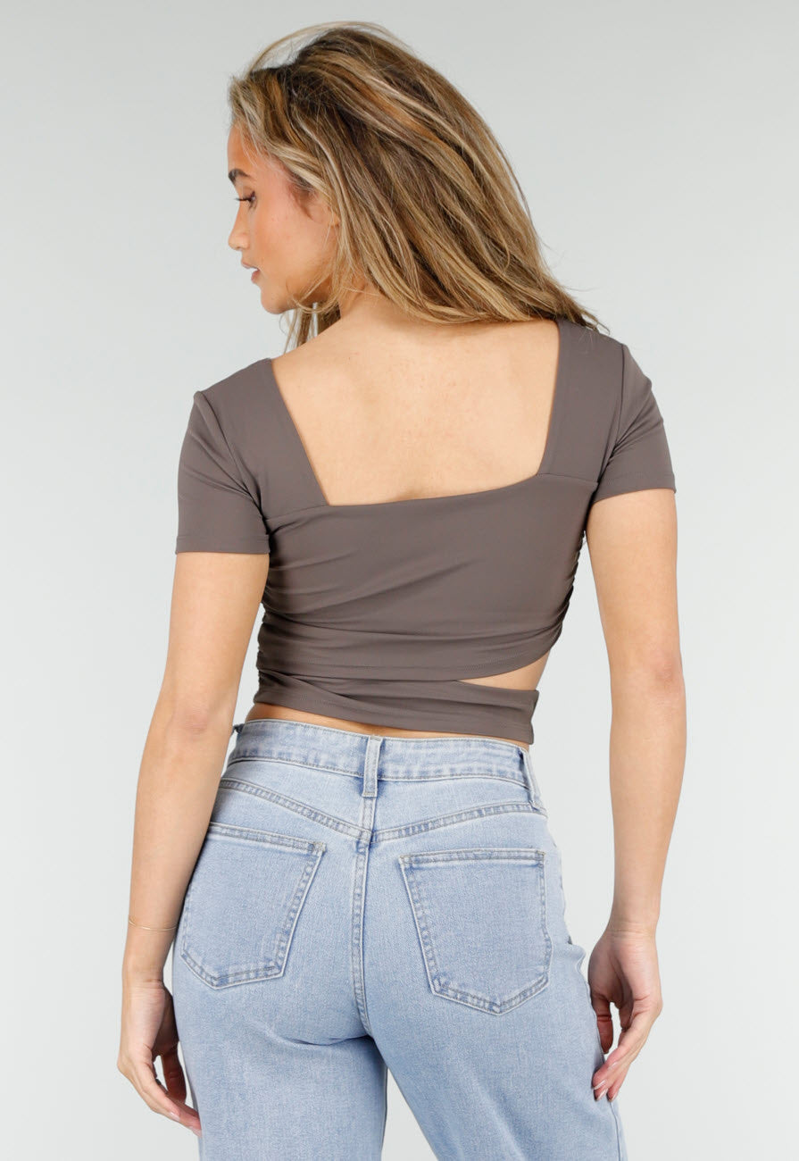 Taupe Cropped Sport Top met Korte Mouwen en Wrap Detail