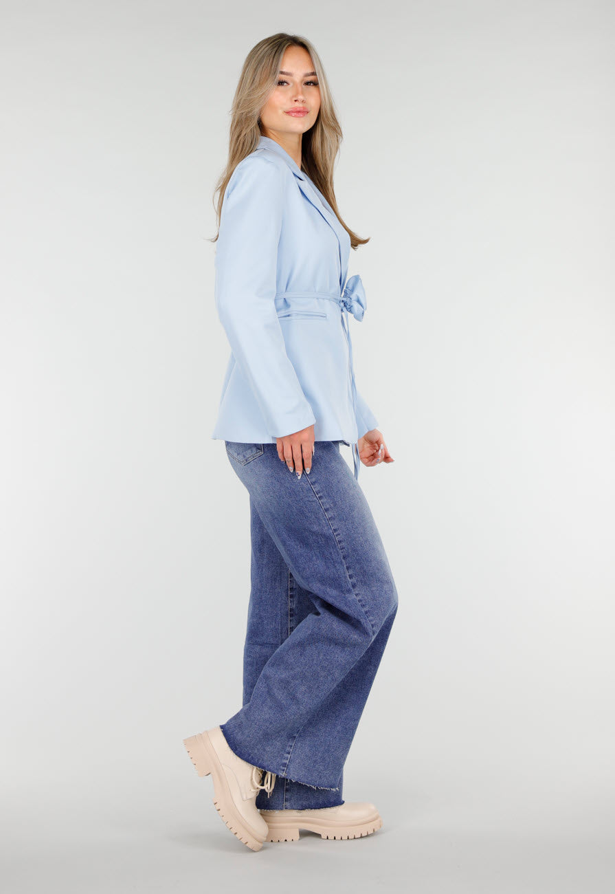 Lichtblauwe Blazer met Tailleceintuur en Stoffen Bloemdetail