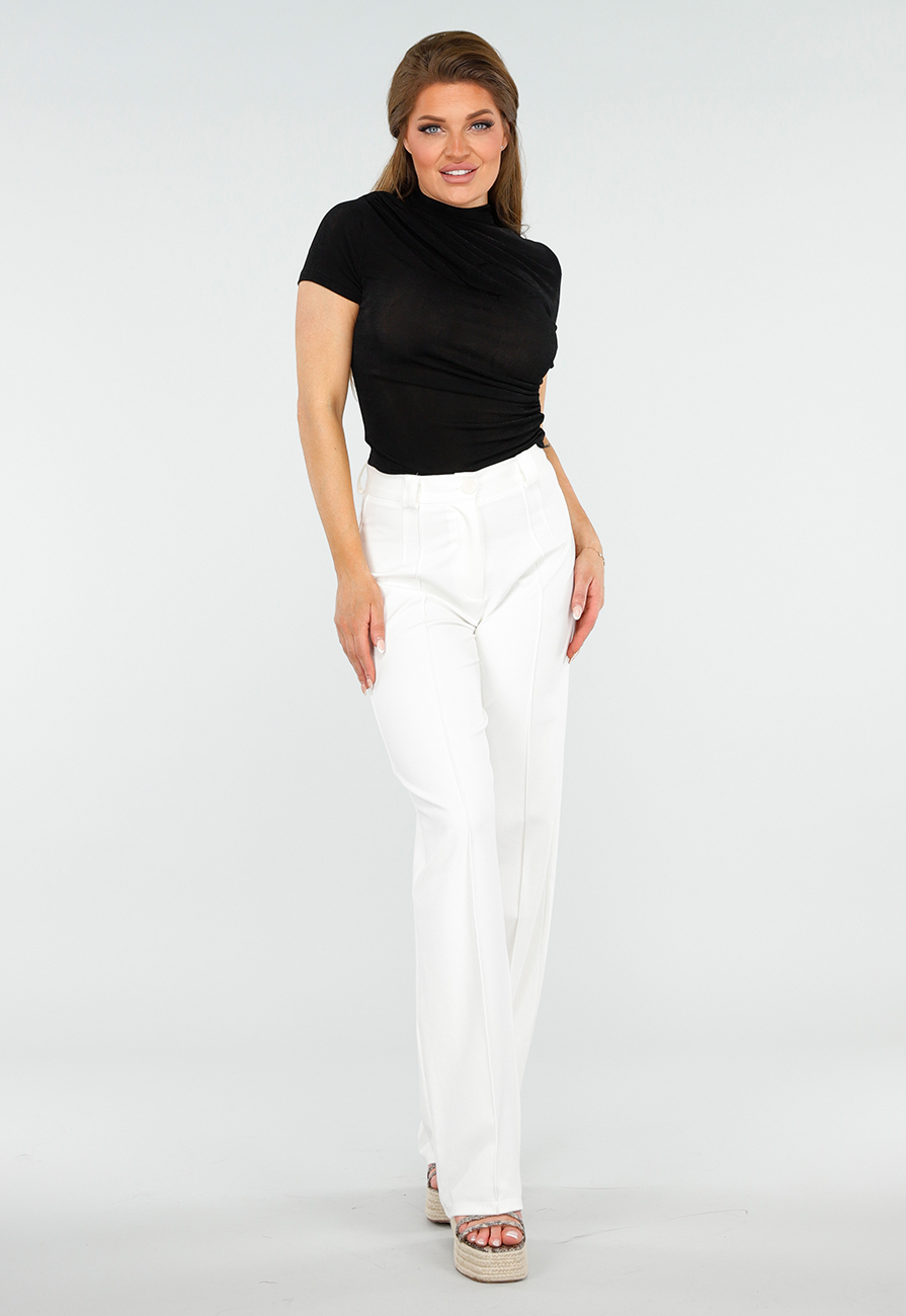 Zwarte Top met Gedrapeerde  Details en Subtiele Glans