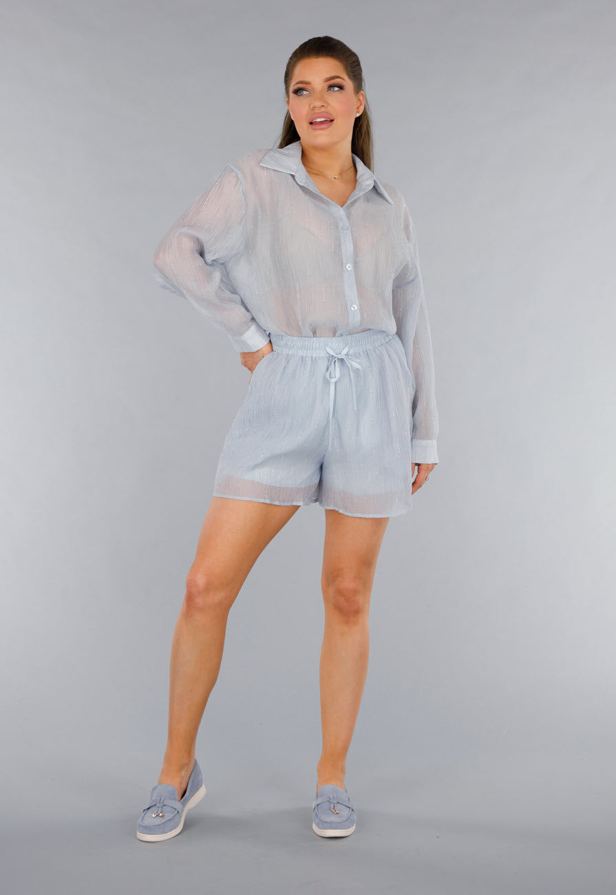 Blauwe Tweedelige Set met Doorschijnende Blouse en Elastische Short