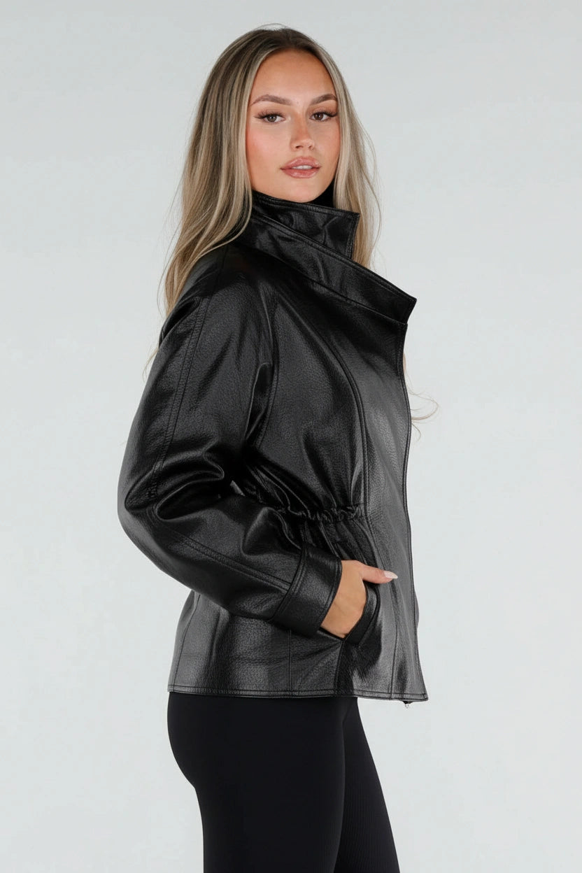 Zwarte Lederlook Jas met Hoge Kraag en Taillekoord
