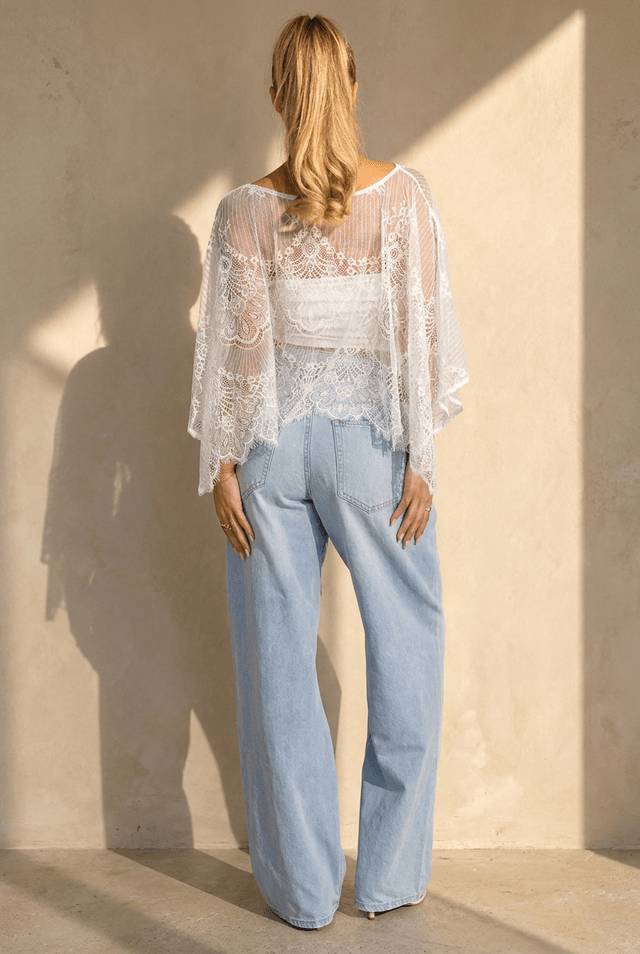 Witte Kanten Crop Top met Wijde Mouwen en Bloemenpatroon