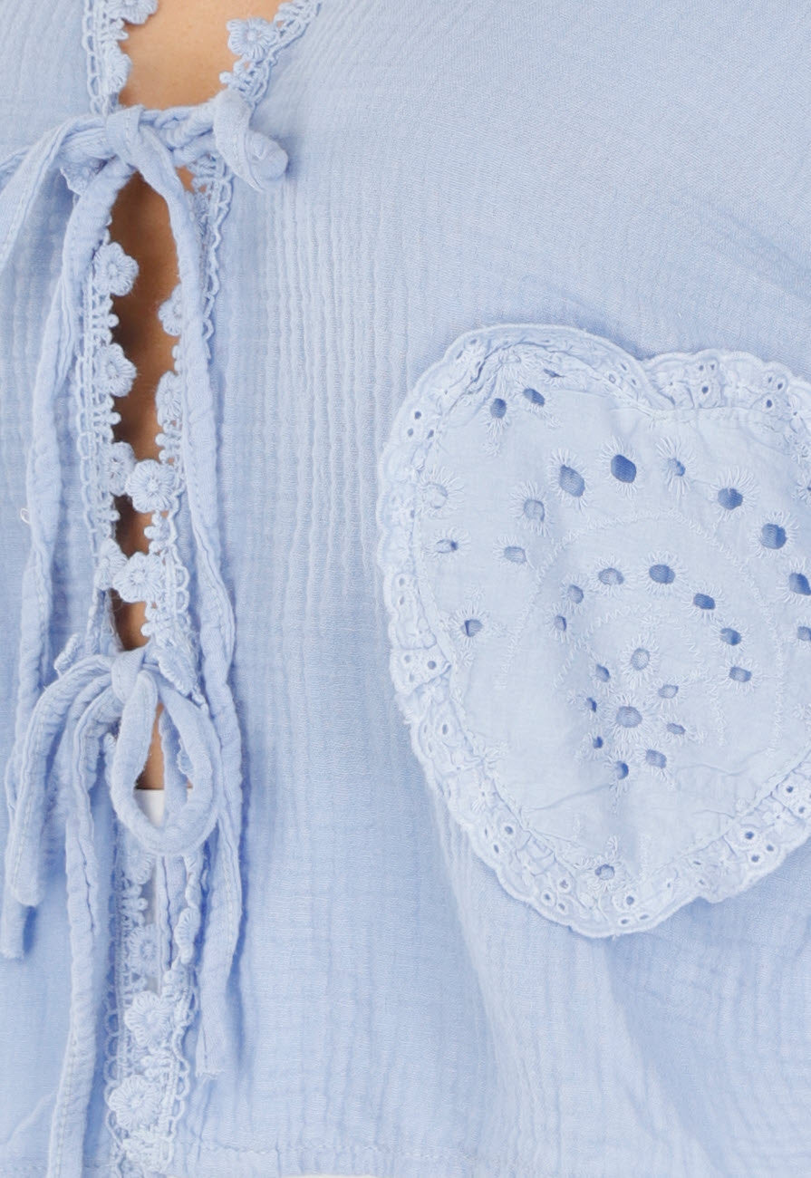 Lichtblauwe Blouse met Hartzakken en Broderie in Linnenlook