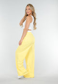 Witte Crop Top en Butter Yellow Wijde Broek Set met Elastische Taille