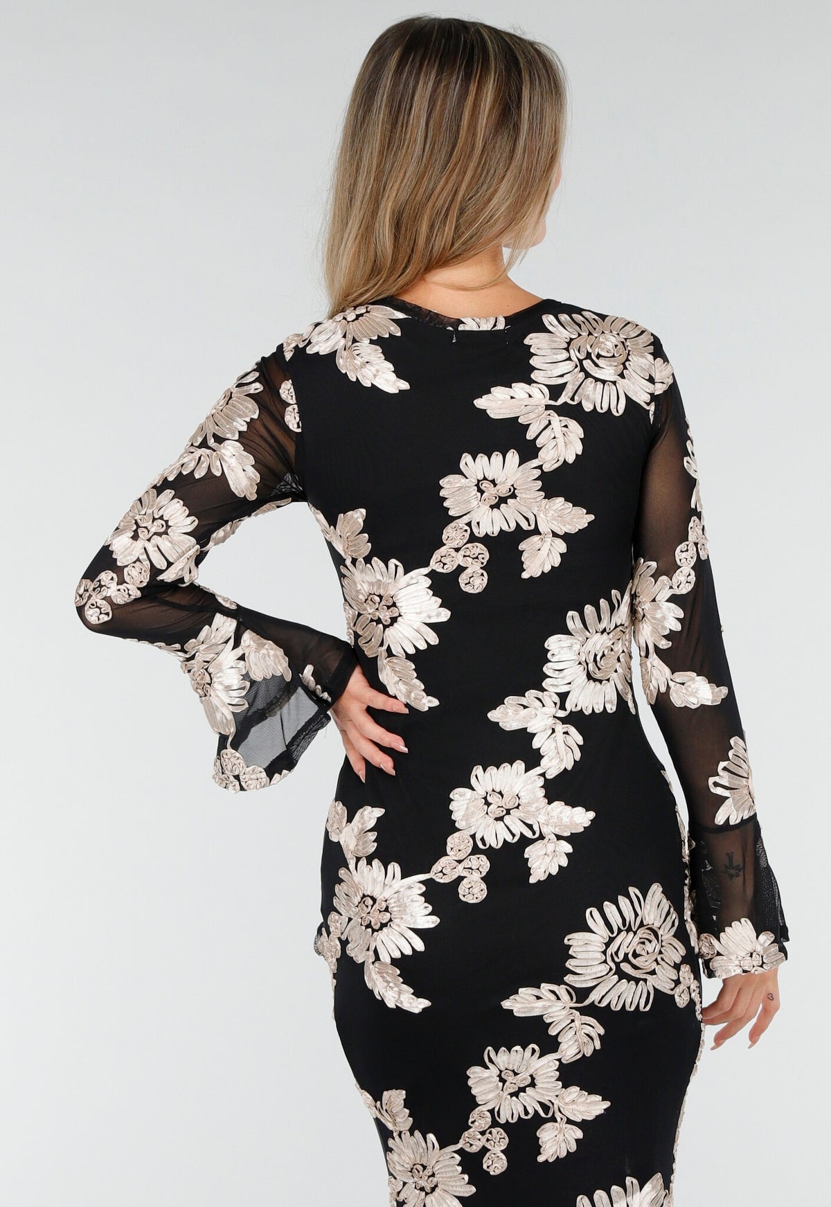 Zwarte Lange Jurk met Stretch en Beige Bloemenprint