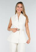Witte Matchende Set met Mouwloze Top, Statement Riem en Wide Leg Broek