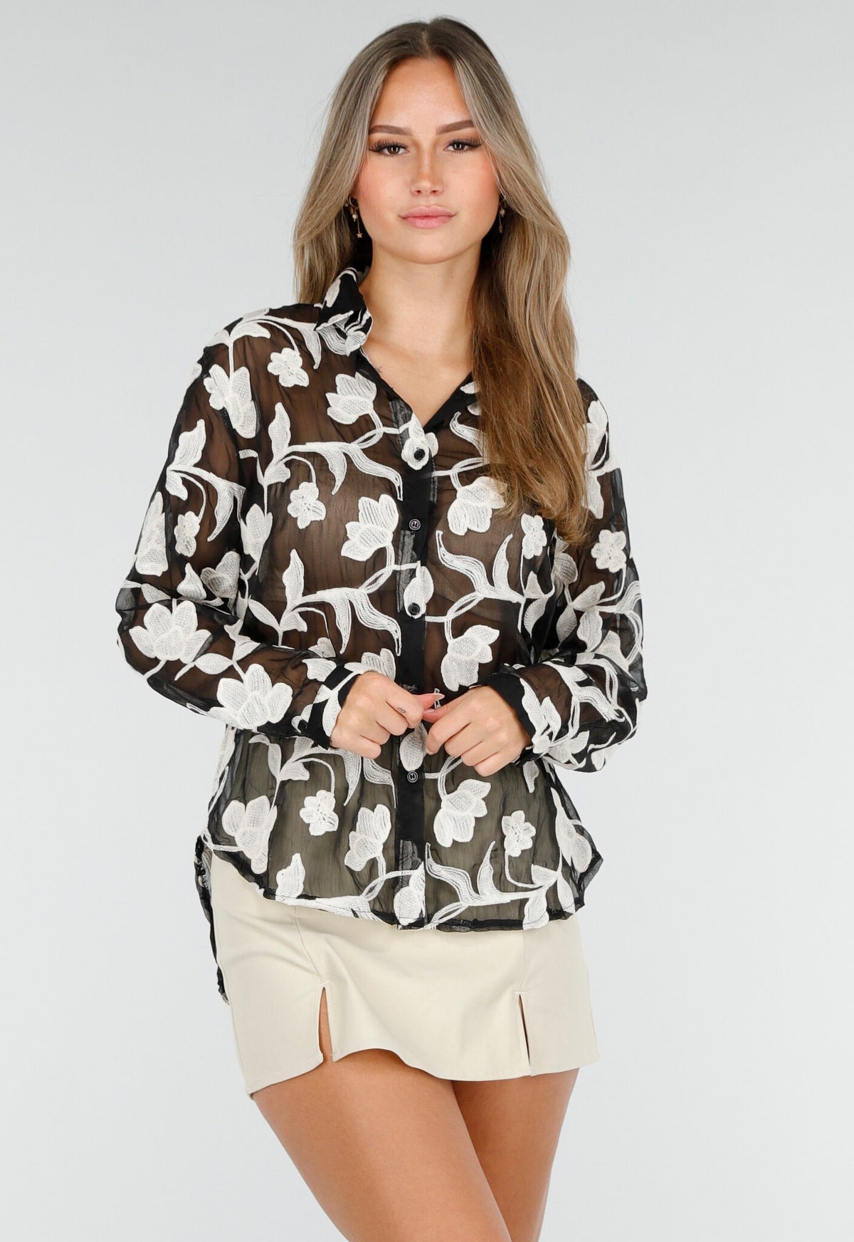 Zwarte Doorschijnende Blouse met Beige Bloemenborduursel en Lange Mouwen