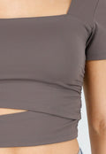 Taupe Cropped Sport Top met Korte Mouwen en Wrap Detail