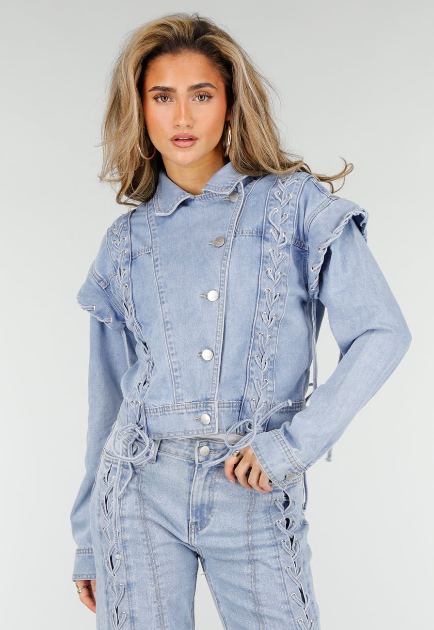 Lichtblauw Denim Jasje met Veterdetails en Ruffle Schouders