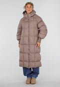 Taupe Lange Gewatteerde Puffer Winterjas met Capuchon en Zakken