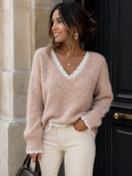 Roze Gebreide Trui met V-Hals en Witte Kanten Details
