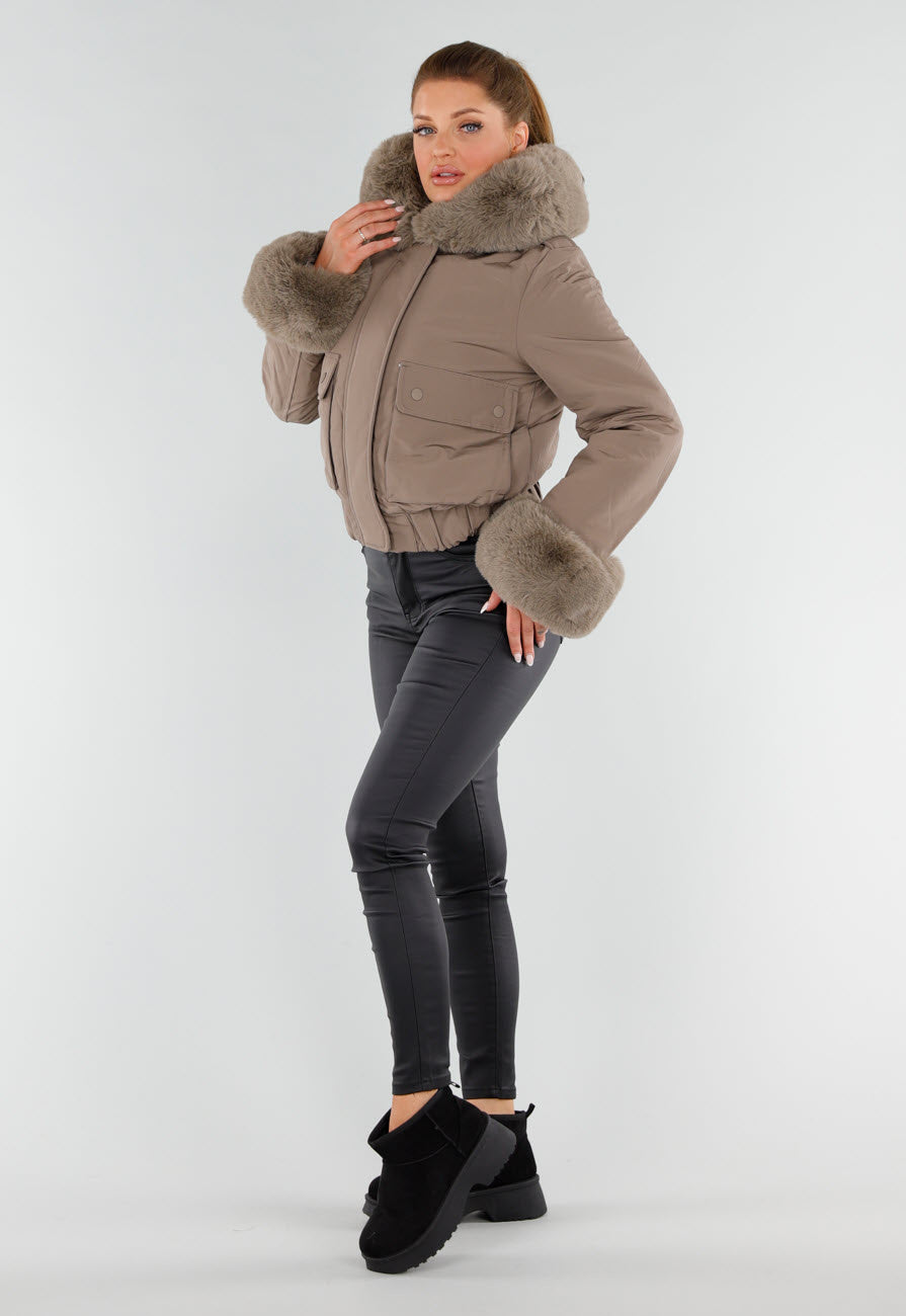 Taupe Korte Jas met Imitatiebontkraag