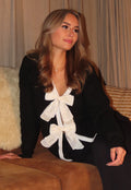 Zwarte Cardigan met Witte Striksluiting en Lange Mouwen