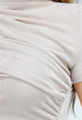 Beige Top met Gedrapeerde Details en Subtiele Glans