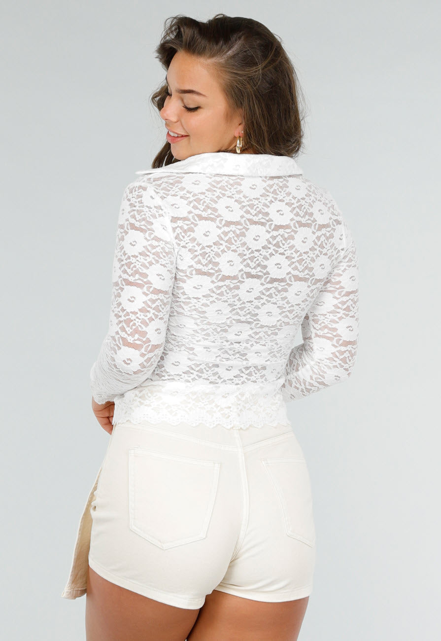 Elegante Witte Kanten Blouse met Lange Mouwen en Knoopsluiting