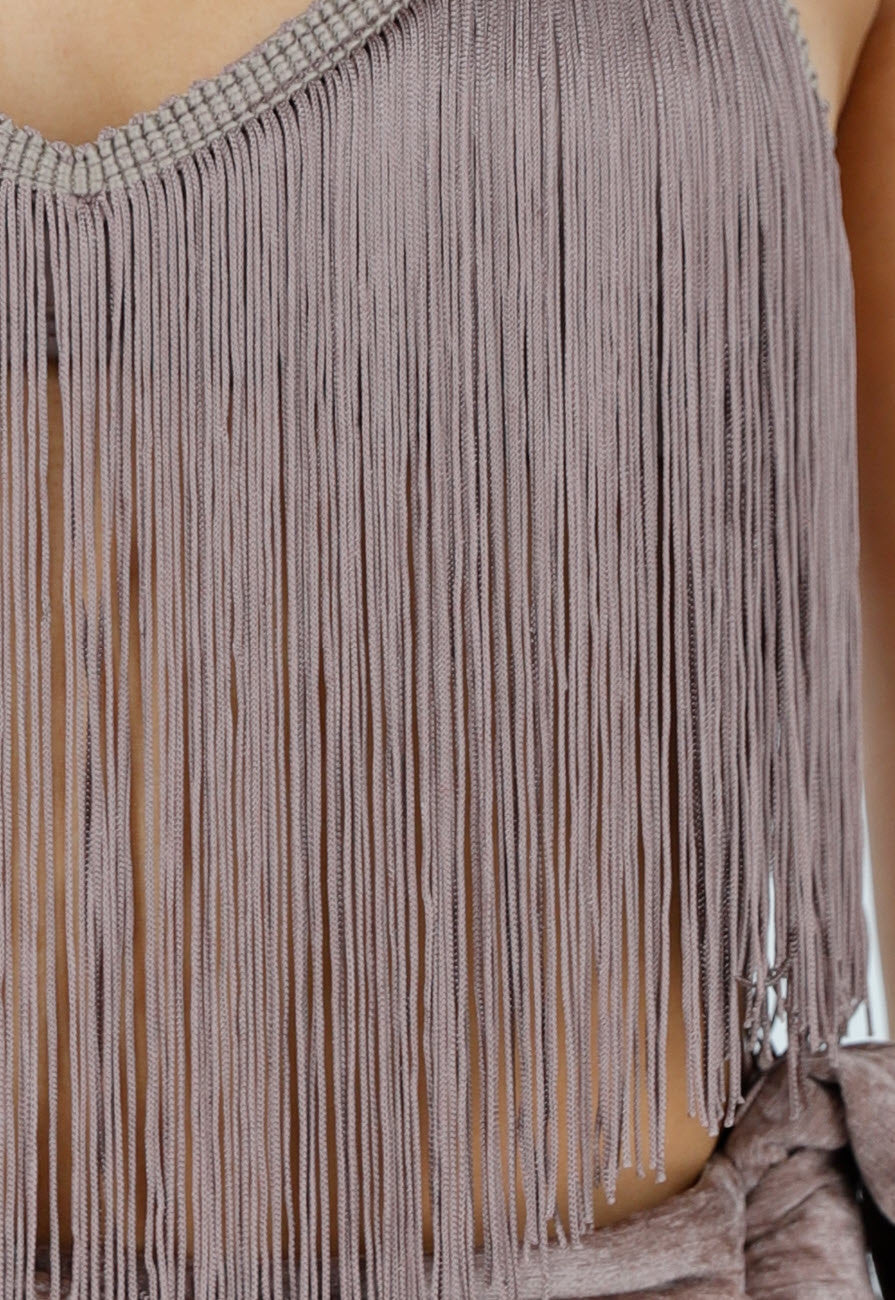 Taupe Fringe Halter Top met Lange Franjes en Open Rug