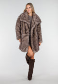 Taupe Faux Fur Jas met Oversized Kraag en Rechte Pasvorm