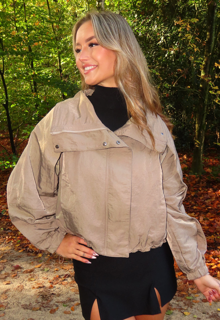 Taupekleurig Cropped Jack met Brede Overslagsluiting