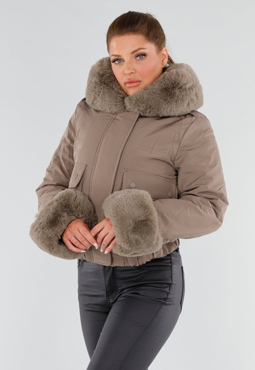 Taupe Korte Jas met Imitatiebontkraag
