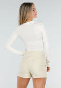Crèmekleurige Top met Asymmetrische Halslijn en Plooidetail