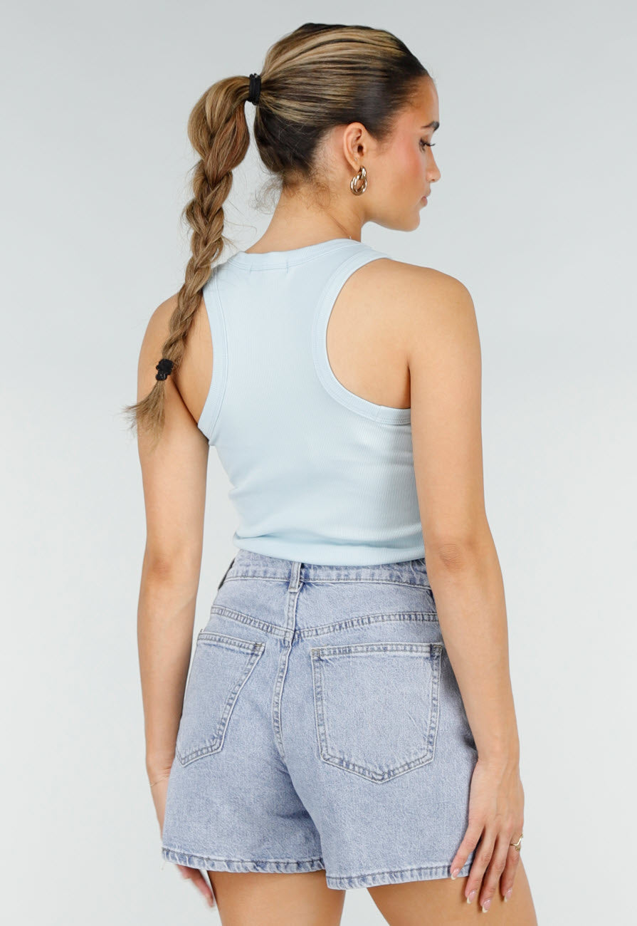 Lichtblauwe Rib Tanktop met Roze Tekst en Aansluitende Pasvorm