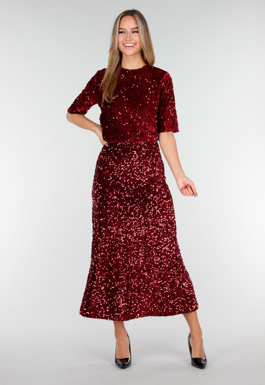 Rode Midi Rok met All Over Pailletten en Subtiele Uitlopende Zoom