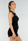Zwarte Rib High Neck Top met Blauwe Tekst en Aansluitende Pasvorm