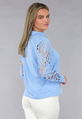 Lichtblauwe Blouse met See-Through Crochet Mouwen