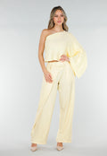 Pastel Gele One Shoulder Top met Wijde Mouwen