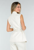 Witte Matchende Set met Mouwloze Top, Statement Riem en Wide Leg Broek