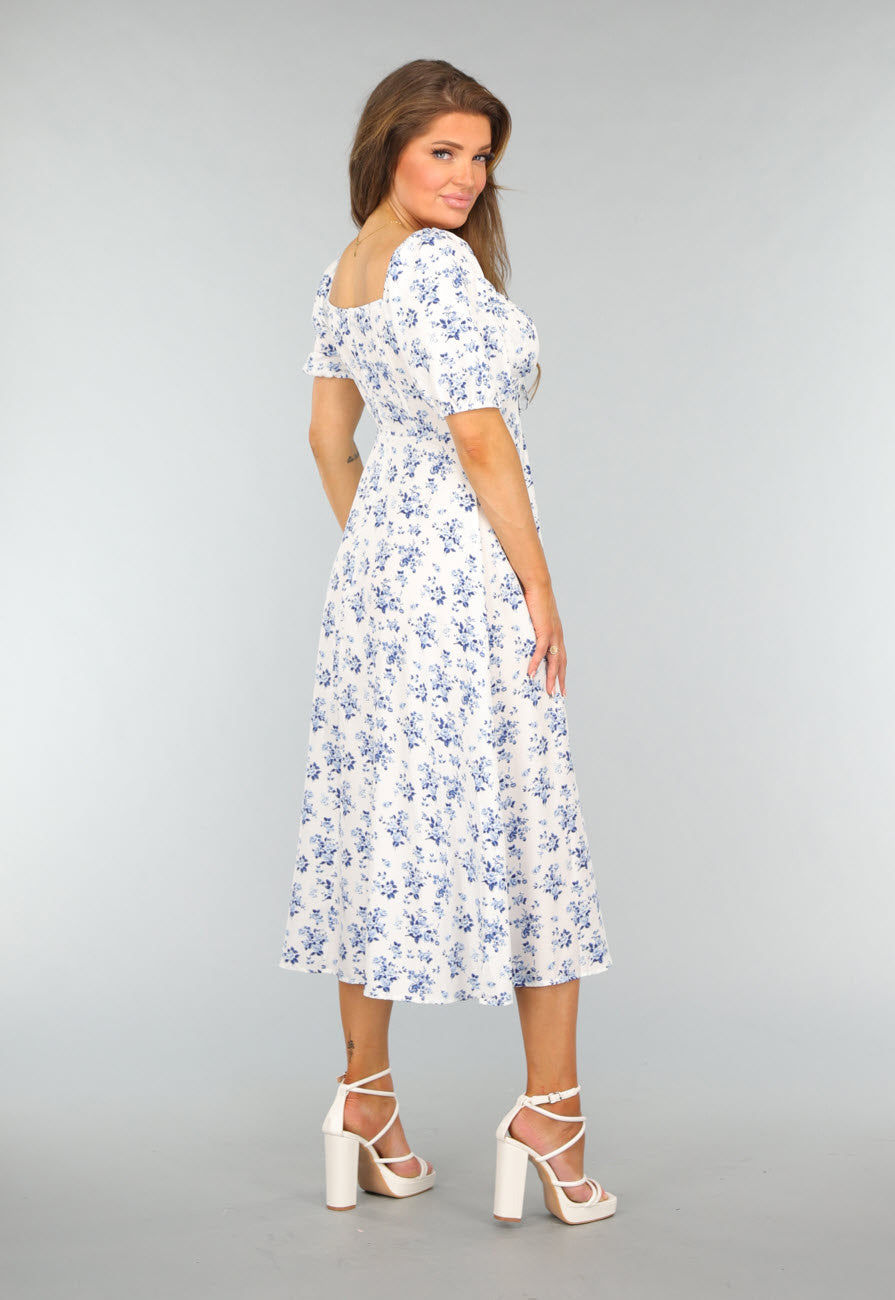 Witte Lange Jurk met Blauwe Bloemenprint en Split