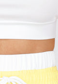 Witte Crop Top en Butter Yellow Wijde Broek Set met Elastische Taille
